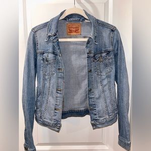 LEVIS DENIM JACKET almost brand new